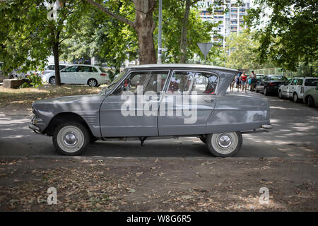 Serbien, 26. Juli 2019: Citroen AMI 6 (hergestellt: 1961 bis 1969) immer noch auf den Straßen von Belgrad Stockfoto