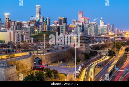 Nachtansicht von Hochhäusern entlang, oder Dongbianmenqiao Dongbianmen Brücke in Peking, China, 25. Februar 2015. Stockfoto