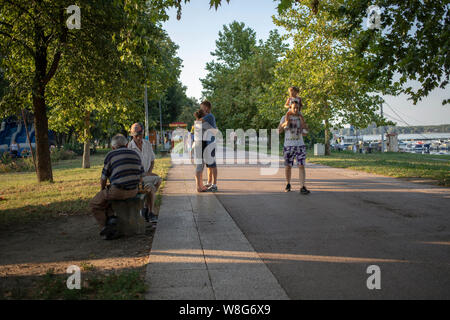 Belgrad, Serbien, 1. August 2019: Leute genießen Sommer am Nachmittag an der Donau Promenade in Zemun Stockfoto