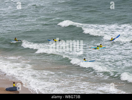 Bournemouth, UK. 9 Aug, 2019. Surfer und RNLI Personal machen das die meisten der sehr windigen Wetter in Bournemouth im August. Quelle: Thomas Faull/Alamy leben Nachrichten Stockfoto