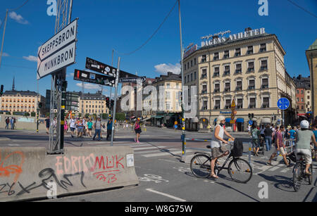 Radfahrer und Mopedfahrer in der Altstadt Gamla Stan in Stockholm, Schweden Stockfoto