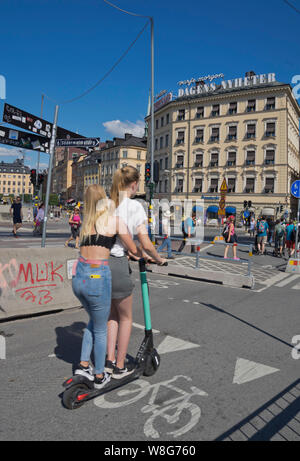 Radfahrer und Mopedfahrer in der Altstadt Gamla Stan in Stockholm, Schweden Stockfoto