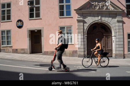 Radfahrer und Mopedfahrer in der Altstadt Gamla Stan in Stockholm, Schweden Stockfoto