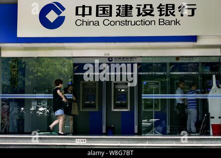---- Ein Kunde geht auf eine Filiale der China Construction Bank (CCB) in Guangzhou City, der südchinesischen Provinz Guangdong, 24. August 2015. Te Stockfoto