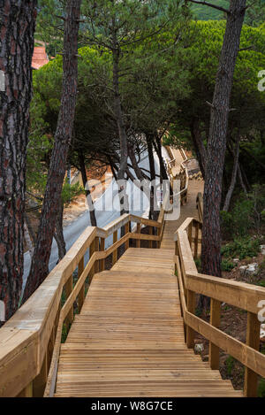 Torres Vedras, Portugal. 06. August 2019. Escarpas Fußgängerbrücke, welche links Macieira Dorf nach Porto Novo Strand in Torres Vedras Portugal. Stockfoto