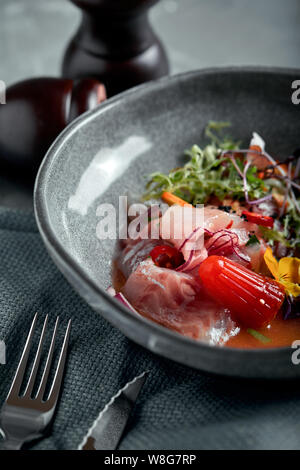 Traditionelle peruanische Küche ceviche von Seebarsch. - Nahaufnahme, Low Key, grauen Hintergrund. Stockfoto