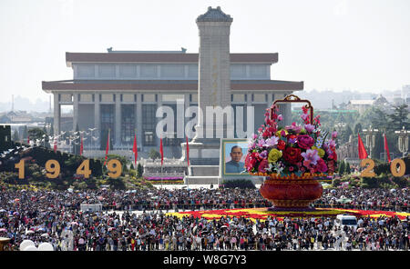 Touristen Menschenmenge auf dem Platz des himmlischen Friedens während der einwöchigen nationalen Feiertag in Peking, China, 2. Oktober 2015. Peking Verbotene Stadt verkauft zwei Ti Stockfoto