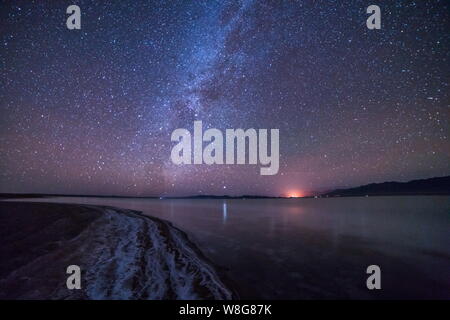 Landschaft der Sternenhimmel über dem Qinghai-see, auch als kokonor oder Tsongon Po, im Nordwesten der chinesischen Provinz Qinghai, 4. Dezember 2015 bekannt. Stockfoto