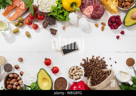 Ketogenic Low Carbs Diät - Essen auswahl auf weißem Hintergrund. Gesunde organische Bestandteile von hohen Gehalt an Fetten für das Herz und die Blutgefäße ausgeglichen. Fleisch, Fisch und Gemüse. Copyspace. Stockfoto