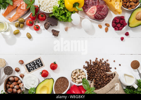 Ketogenic Low Carbs Diät - Essen auswahl auf weißem Hintergrund. Gesunde organische Bestandteile von hohen Gehalt an Fetten für das Herz und die Blutgefäße ausgeglichen. Fleisch, Fisch und Gemüse. Copyspace. Stockfoto