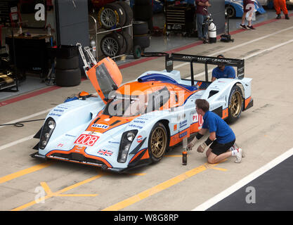 Ein Lola Aston DBR 1-2 einige Aufmerksamkeit von seiner Boxen-Crew während des Qualifying des Aston Martin Trophäe für Meister Ausdauer Legenden Stockfoto