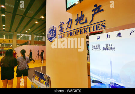 ---- Chinese Eigenheimkäufer besuchen Sie den Stand von R&F Eigenschaften während der Immobilien Messe in Guangzhou City, der südchinesischen Provinz Guangdong, am 28. August 2001 Stockfoto
