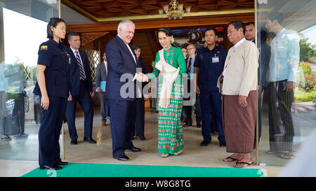 Us-Staatssekretär Rex Tillerson ist das Ministerium für Auswärtige Angelegenheiten begleitet mit birmanischen Staatsunternehmen Ratgeber Aung San Suu Kyi in Naypyidaw, Bur Stockfoto