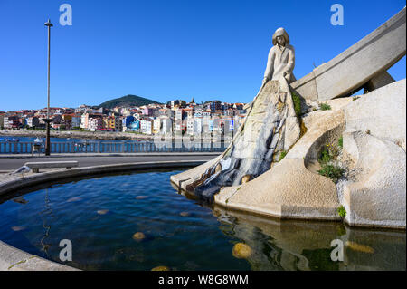 Ein Brunnen und das Denkmal für die Fischer an der Küste in der Stadt A Guarda in der Provinz Pontevedra, Galizien, im Nordwesten Spaniens. Stockfoto