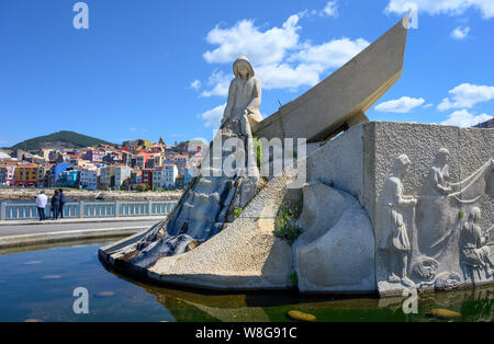 Ein Brunnen und das Denkmal für die Fischer an der Küste in der Stadt A Guarda in der Provinz Pontevedra, Galizien, im Nordwesten Spaniens. Stockfoto