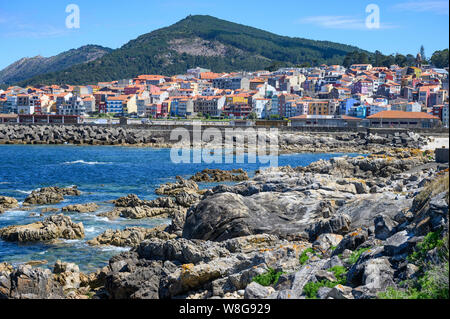 Die felsige Küste des südlichen Galicien mit der Stadt A Guarda im Hintergrund. Der Provinz Pontevedra, Galizien, im Nordwesten Spaniens. Stockfoto