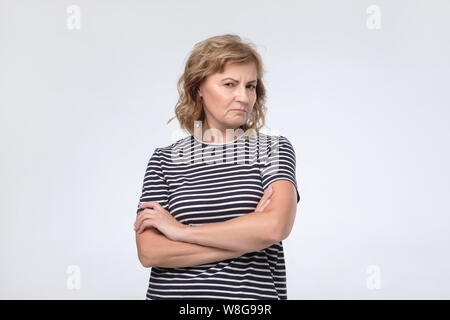 Die Mutter ist mit ihrem Kind Wahl verwirrt Stockfoto