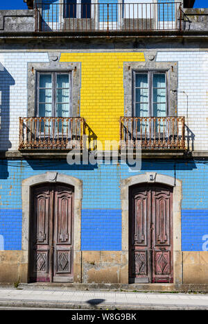 Traditionelle Fliesen auf der Fassade aus einer Reihe von Häusern in der Stadt A Guarda, Provinz Pontevedra, Galizien, im Nordwesten Spaniens. Stockfoto