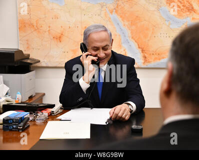 Us-Staatssekretär Michael R. Pompeo und US-Botschafter in Israel David Friedman melden Sie der israelische Ministerpräsident Benjamin Netanjahu zu einem Anruf Stockfoto