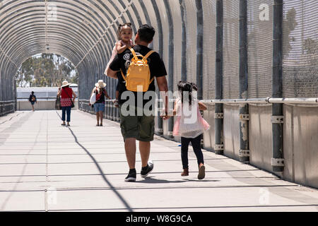 Menschen über einen Fußgänger brücke am Otay Mesa Einfuhrhafen, der im Hafen von Mexiko zu erreichen, in San Diego, Ca am 14. Juli 2019. Stockfoto