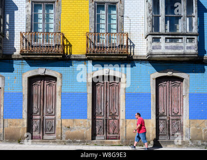 Traditionelle Fliesen auf der Fassade aus einer Reihe von Häusern in der Stadt A Guarda, Provinz Pontevedra, Galizien, im Nordwesten Spaniens. Stockfoto