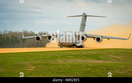 Eine C-17 Globemaster III ab März 14, 2014, von den Geronimo Landing Zone am Joint Readiness Training Center, Fort Polk, Louisiana Service Mitglieder par Stockfoto