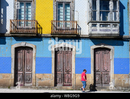 Traditionelle Fliesen auf der Fassade aus einer Reihe von Häusern in der Stadt A Guarda, Provinz Pontevedra, Galizien, im Nordwesten Spaniens. Stockfoto