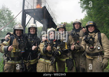 Feuerwehrmänner der Feuerwehr bei der Brandbekämpfung, Training brand zone der psychologischen Ausbildung für Feuerwehrmänner überwinden Stockfoto