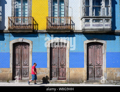 Traditionelle Fliesen auf der Fassade aus einer Reihe von Häusern in der Stadt A Guarda, Provinz Pontevedra, Galizien, im Nordwesten Spaniens. Stockfoto