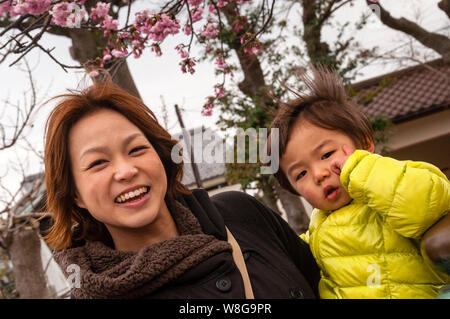 Mutter und Sohn in Kamakura, Japan. Stockfoto