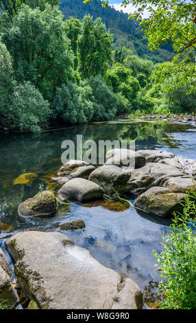 Der Fluss Avia in der Stadt Ribadavia auf dem Zusammenfluss von Avia und Mino Flüsse in der Provinz Orense, Galicien, Spanien Stockfoto