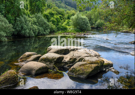 Der Fluss Avia in der Stadt Ribadavia auf dem Zusammenfluss von Avia und Mino Flüsse in der Provinz Orense, Galicien, Spanien Stockfoto