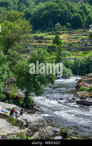 Angeln am Fluss Avia in der Stadt Ribadavia auf dem Zusammenfluss von Avia und Mino Flüsse in der Provinz Orense, Galicien, Spanien Stockfoto