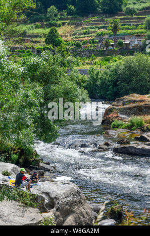 Angeln am Fluss Avia in der Stadt Ribadavia auf dem Zusammenfluss von Avia und Mino Flüsse in der Provinz Orense, Galicien, Spanien Stockfoto