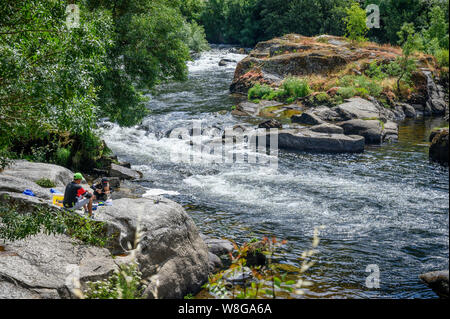 Angeln am Fluss Avia in der Stadt Ribadavia auf dem Zusammenfluss von Avia und Mino Flüsse in der Provinz Ourense, Galizien, Spanien Stockfoto