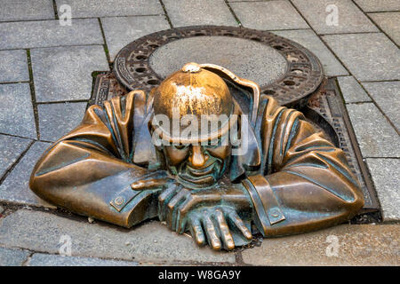 Cumil der Abwasserkanal, Arbeiter in der Altstadt von Bratislava, Slowakei Stockfoto