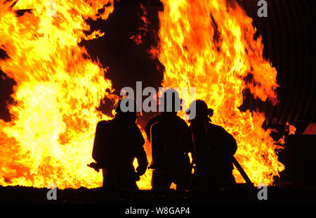 Us Air Force Feuerwehrmänner kämpfen ein kontrollierter Brand in Misawa Air Base, Japan, Oktober 9, 2014. Stockfoto