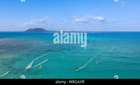 Viele bunte Drachen in der Flag Beach auf Fuerteventura, Kanarische Inseln Stockfoto