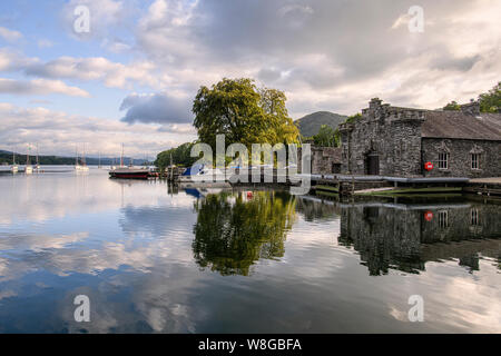 Die bootshäuser an der Nation Vertrauen fiel Fuß auf Windermere früh am Morgen im Sommer Stockfoto