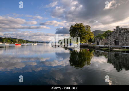 Die bootshäuser an der Nation Vertrauen fiel Fuß auf Windermere früh am Morgen im Sommer Stockfoto