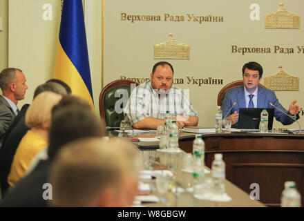 Kiew, Ukraine. 9 Aug, 2019. Vertreter des Präsidenten der Ukraine in die Werchowna Rada Ruslan Stefanchuk (L) und Führer der "Diener der Menschen'' Dmytro Razumkov (R) sind während der ersten Sitzung des Vorbereitenden stellvertretender Gruppe unter den neu gewählten Volksdeputierten der Ukraine in Kiew, Ukraine, 9. August 2019 gesehen. Die erste Sitzung des neu gewählten Werchowna Rada der Ukraine am 29. August stattfinden, wurde während der Sitzung der Vorbereitungsgruppe beschlossen. Credit: sergii Kharchenko/ZUMA Draht/Alamy leben Nachrichten Stockfoto