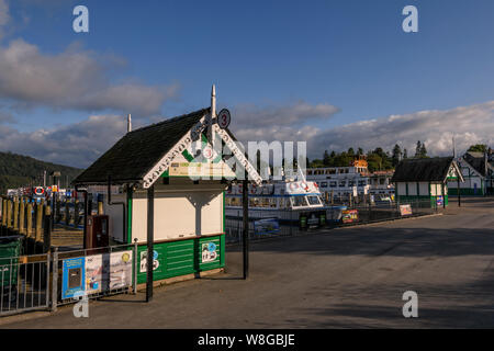 Malerische Ticket Offices in Bowness-on-Windermere Promenade für die touristische See Kreuzfahrten Stockfoto