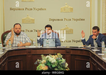 Kiew, Ukraine. 9 Aug, 2019. Vertreter des Präsidenten der Ukraine in die Werchowna Rada Ruslan Stefanchuk (L) und Führer der "Diener der Menschen'' Dmytro Razumkov (C) werden in der ersten Sitzung des Vorbereitenden stellvertretender Gruppe unter den neu gewählten Volksdeputierten der Ukraine in Kiew, Ukraine, 9. August 2019 gesehen. Die erste Sitzung des neu gewählten Werchowna Rada der Ukraine am 29. August stattfinden, wurde während der Sitzung der Vorbereitungsgruppe beschlossen. Credit: sergii Kharchenko/ZUMA Draht/Alamy leben Nachrichten Stockfoto