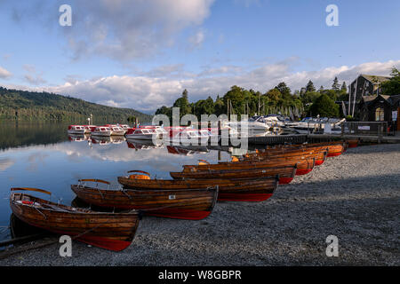 Elektrische See Kreuzer und Ruderboote mieten auf Windermere entlang der Promenade in Bowness-on-Windermere Stockfoto