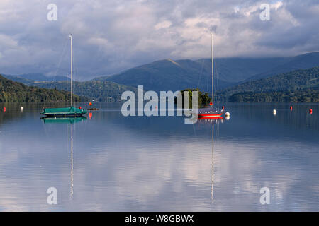 Bunte Segelboote auf Windermere an einem ruhigen Sommer günstig Stockfoto