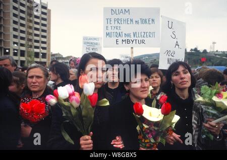 Albanien, Vlora, April 1997, Demonstration in Gedenken an die Tragödie der Kanal von Otranto (28. März 1997), bei der der Italienischen militärischen Schiff Sibilla versehentlich Gerammt der albanischen Patrouillenboot Katër ich Radës mit Flüchtlingen die Flucht aus dem Bürgerkrieg geladen, wodurch etwa 83 Todesfälle und fehlt. Stockfoto