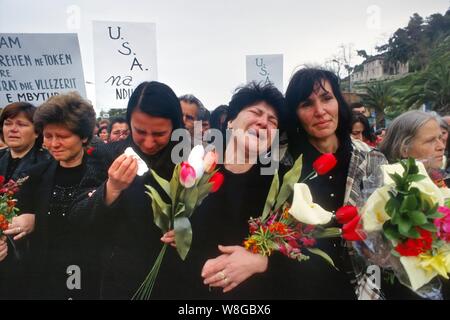 Albanien, Vlora, April 1997, Demonstration in Gedenken an die Tragödie der Kanal von Otranto (28. März 1997), bei der der Italienischen militärischen Schiff Sibilla versehentlich Gerammt der albanischen Patrouillenboot Katër ich Radës mit Flüchtlingen die Flucht aus dem Bürgerkrieg geladen, wodurch etwa 83 Todesfälle und fehlt. Stockfoto