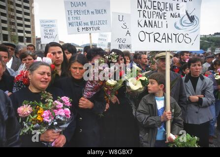 Albanien, Vlora, April 1997, Demonstration in Gedenken an die Tragödie der Kanal von Otranto (28. März 1997), bei der der Italienischen militärischen Schiff Sibilla versehentlich Gerammt der albanischen Patrouillenboot Katër ich Radës mit Flüchtlingen die Flucht aus dem Bürgerkrieg geladen, wodurch etwa 83 Todesfälle und fehlt. Stockfoto