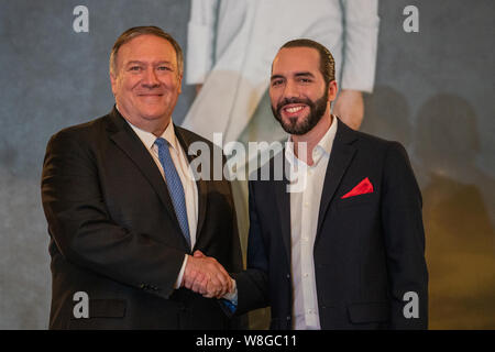 Us-Staatssekretär Michael R. Pompeo schüttelt Hände mit salvadorianische Präsident Nayib Bukele bei einer gemeinsamen Presse Verfügbarkeit, in San Salvador, El S Stockfoto