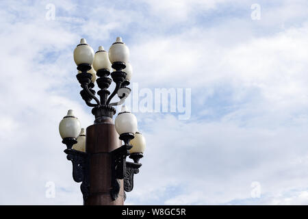 Antike Laterne auf dem Hintergrund der blauen Himmel mit Wolken Stockfoto